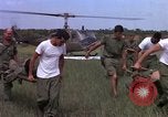 Standbild Evakuierung von Verletzten Vietnam, 1965, aus Sekunde 52 historischem Filmmaterial Videoclip 65675070294
