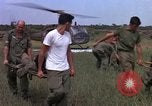 Standbild Evakuierung von Verletzten Vietnam, 1965, aus Sekunde 53 historischem Filmmaterial Videoclip 65675070294
