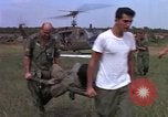 Standbild Evakuierung von Verletzten Vietnam, 1965, aus Sekunde 54 historischem Filmmaterial Videoclip 65675070294