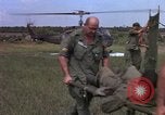 Standbild Evakuierung von Verletzten Vietnam, 1965, aus Sekunde 55 historischem Filmmaterial Videoclip 65675070294