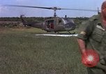 Standbild Evakuierung von Verletzten Vietnam, 1965, aus Sekunde 56 historischem Filmmaterial Videoclip 65675070294