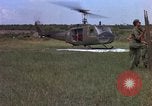 Standbild Evakuierung von Verletzten Vietnam, 1965, aus Sekunde 57 historischem Filmmaterial Videoclip 65675070294
