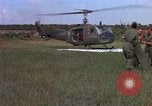 Standbild Evakuierung von Verletzten Vietnam, 1965, aus Sekunde 58 historischem Filmmaterial Videoclip 65675070294
