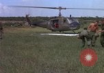 Standbild Evakuierung von Verletzten Vietnam, 1965, aus Sekunde 59 historischem Filmmaterial Videoclip 65675070294
