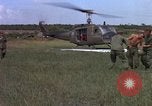 Standbild Evakuierung von Verletzten Vietnam, 1965, aus Sekunde 60 historischem Filmmaterial Videoclip 65675070294