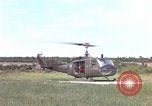Standbild Evakuierung von Verletzten Vietnam, 1965, aus Sekunde 61 historischem Filmmaterial Videoclip 65675070294
