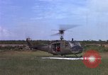Standbild Evakuierung von Verletzten Vietnam, 1965, aus Sekunde 62 historischem Filmmaterial Videoclip 65675070294
