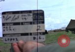 Standbild Evakuierung von Verletzten über Huey Hubschrauber Vietnam, 1965, aus Sekunde 4 historischem Filmmaterial Videoclip 65675070295