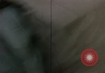 Standbild Evakuierung von Verletzten über Huey Hubschrauber Vietnam, 1965, aus Sekunde 9 historischem Filmmaterial Videoclip 65675070295