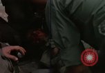 Standbild Evakuierung von Verletzten über Huey Hubschrauber Vietnam, 1965, aus Sekunde 10 historischem Filmmaterial Videoclip 65675070295