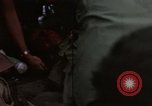 Standbild Evakuierung von Verletzten über Huey Hubschrauber Vietnam, 1965, aus Sekunde 11 historischem Filmmaterial Videoclip 65675070295
