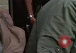 Standbild Evakuierung von Verletzten über Huey Hubschrauber Vietnam, 1965, aus Sekunde 12 historischem Filmmaterial Videoclip 65675070295