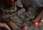 Standbild Evakuierung von Verletzten über Huey Hubschrauber Vietnam, 1965, aus Sekunde 13 historischem Filmmaterial Videoclip 65675070295