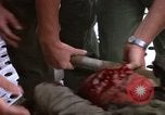 Standbild Evakuierung von Verletzten über Huey Hubschrauber Vietnam, 1965, aus Sekunde 18 historischem Filmmaterial Videoclip 65675070295
