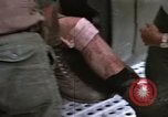 Standbild Evakuierung von Verletzten über Huey Hubschrauber Vietnam, 1965, aus Sekunde 19 historischem Filmmaterial Videoclip 65675070295