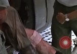 Standbild Evakuierung von Verletzten über Huey Hubschrauber Vietnam, 1965, aus Sekunde 21 historischem Filmmaterial Videoclip 65675070295