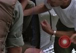 Standbild Evakuierung von Verletzten über Huey Hubschrauber Vietnam, 1965, aus Sekunde 22 historischem Filmmaterial Videoclip 65675070295