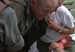 Standbild Evakuierung von Verletzten über Huey Hubschrauber Vietnam, 1965, aus Sekunde 23 historischem Filmmaterial Videoclip 65675070295