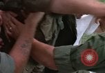 Standbild Evakuierung von Verletzten über Huey Hubschrauber Vietnam, 1965, aus Sekunde 24 historischem Filmmaterial Videoclip 65675070295