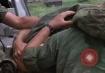 Standbild Evakuierung von Verletzten über Huey Hubschrauber Vietnam, 1965, aus Sekunde 25 historischem Filmmaterial Videoclip 65675070295