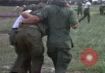 Standbild Evakuierung von Verletzten über Huey Hubschrauber Vietnam, 1965, aus Sekunde 28 historischem Filmmaterial Videoclip 65675070295