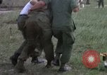Standbild Evakuierung von Verletzten über Huey Hubschrauber Vietnam, 1965, aus Sekunde 29 historischem Filmmaterial Videoclip 65675070295