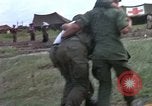 Standbild Evakuierung von Verletzten über Huey Hubschrauber Vietnam, 1965, aus Sekunde 30 historischem Filmmaterial Videoclip 65675070295