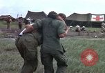 Standbild Evakuierung von Verletzten über Huey Hubschrauber Vietnam, 1965, aus Sekunde 31 historischem Filmmaterial Videoclip 65675070295
