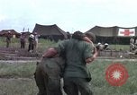 Standbild Evakuierung von Verletzten über Huey Hubschrauber Vietnam, 1965, aus Sekunde 32 historischem Filmmaterial Videoclip 65675070295