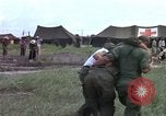 Standbild Evakuierung von Verletzten über Huey Hubschrauber Vietnam, 1965, aus Sekunde 33 historischem Filmmaterial Videoclip 65675070295
