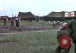 Standbild Evakuierung von Verletzten über Huey Hubschrauber Vietnam, 1965, aus Sekunde 34 historischem Filmmaterial Videoclip 65675070295