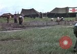 Standbild Evakuierung von Verletzten über Huey Hubschrauber Vietnam, 1965, aus Sekunde 35 historischem Filmmaterial Videoclip 65675070295