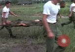 Standbild Evakuierung von Verletzten über Huey Hubschrauber Vietnam, 1965, aus Sekunde 36 historischem Filmmaterial Videoclip 65675070295