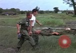 Standbild Evakuierung von Verletzten über Huey Hubschrauber Vietnam, 1965, aus Sekunde 37 historischem Filmmaterial Videoclip 65675070295