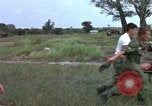 Standbild Evakuierung von Verletzten über Huey Hubschrauber Vietnam, 1965, aus Sekunde 38 historischem Filmmaterial Videoclip 65675070295