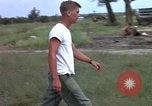 Standbild Evakuierung von Verletzten über Huey Hubschrauber Vietnam, 1965, aus Sekunde 39 historischem Filmmaterial Videoclip 65675070295
