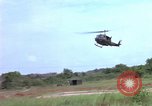 Standbild Evakuierung von Verletzten über Huey Hubschrauber Vietnam, 1965, aus Sekunde 40 historischem Filmmaterial Videoclip 65675070295