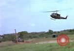 Standbild Evakuierung von Verletzten über Huey Hubschrauber Vietnam, 1965, aus Sekunde 41 historischem Filmmaterial Videoclip 65675070295
