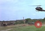 Standbild Evakuierung von Verletzten über Huey Hubschrauber Vietnam, 1965, aus Sekunde 42 historischem Filmmaterial Videoclip 65675070295