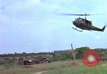 Standbild Evakuierung von Verletzten über Huey Hubschrauber Vietnam, 1965, aus Sekunde 43 historischem Filmmaterial Videoclip 65675070295