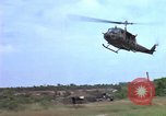 Standbild Evakuierung von Verletzten über Huey Hubschrauber Vietnam, 1965, aus Sekunde 44 historischem Filmmaterial Videoclip 65675070295