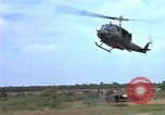 Standbild Evakuierung von Verletzten über Huey Hubschrauber Vietnam, 1965, aus Sekunde 45 historischem Filmmaterial Videoclip 65675070295