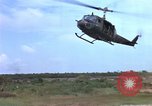 Standbild Evakuierung von Verletzten über Huey Hubschrauber Vietnam, 1965, aus Sekunde 46 historischem Filmmaterial Videoclip 65675070295