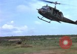 Standbild Evakuierung von Verletzten über Huey Hubschrauber Vietnam, 1965, aus Sekunde 47 historischem Filmmaterial Videoclip 65675070295