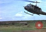 Standbild Evakuierung von Verletzten über Huey Hubschrauber Vietnam, 1965, aus Sekunde 48 historischem Filmmaterial Videoclip 65675070295