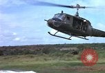 Standbild Evakuierung von Verletzten über Huey Hubschrauber Vietnam, 1965, aus Sekunde 49 historischem Filmmaterial Videoclip 65675070295