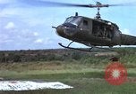 Standbild Evakuierung von Verletzten über Huey Hubschrauber Vietnam, 1965, aus Sekunde 50 historischem Filmmaterial Videoclip 65675070295