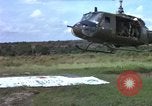Standbild Evakuierung von Verletzten über Huey Hubschrauber Vietnam, 1965, aus Sekunde 51 historischem Filmmaterial Videoclip 65675070295