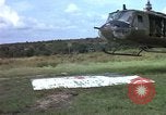 Standbild Evakuierung von Verletzten über Huey Hubschrauber Vietnam, 1965, aus Sekunde 52 historischem Filmmaterial Videoclip 65675070295