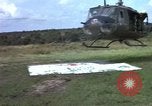 Standbild Evakuierung von Verletzten über Huey Hubschrauber Vietnam, 1965, aus Sekunde 53 historischem Filmmaterial Videoclip 65675070295